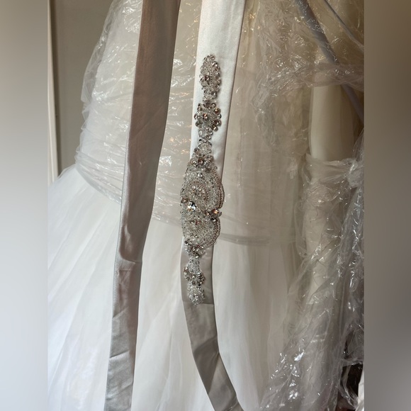 Wedding dress, includes belt and long veil - Picture 4 of 8